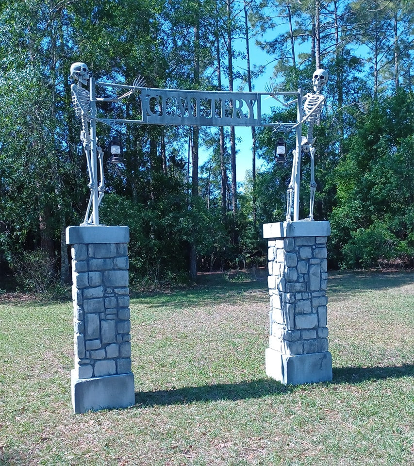 GLOWS BLACK LIGHT Skeleton Cemetery Entrance Halloween Prop Cemetery Entrance Skeleton Archway Pillars Halloween Outdoor Yard Decoration - Halloween Trickery