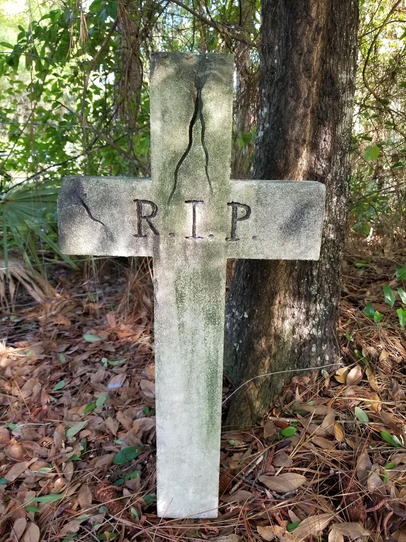RIP Cross Prop Aged White Stone with Mold Hand Made Tombstone Halloween Prop Halloween Décor Cemetery Gravestone Engraved Outdoor Yard Art - Halloween Trickery
