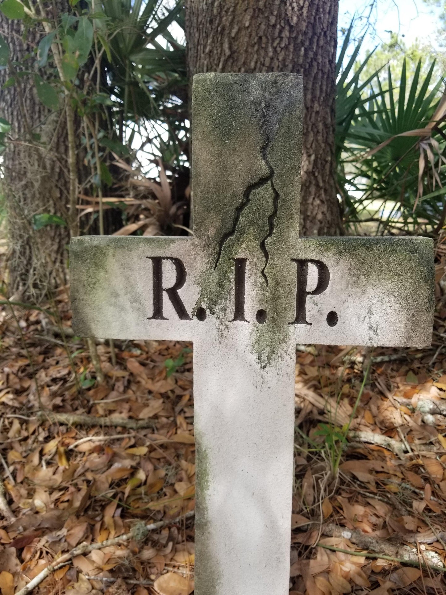 RIP Cross Prop Aged White Stone with Mold Hand Made Tombstone Halloween Prop Halloween Décor Cemetery Gravestone Engraved Outdoor Yard Art - Halloween Trickery