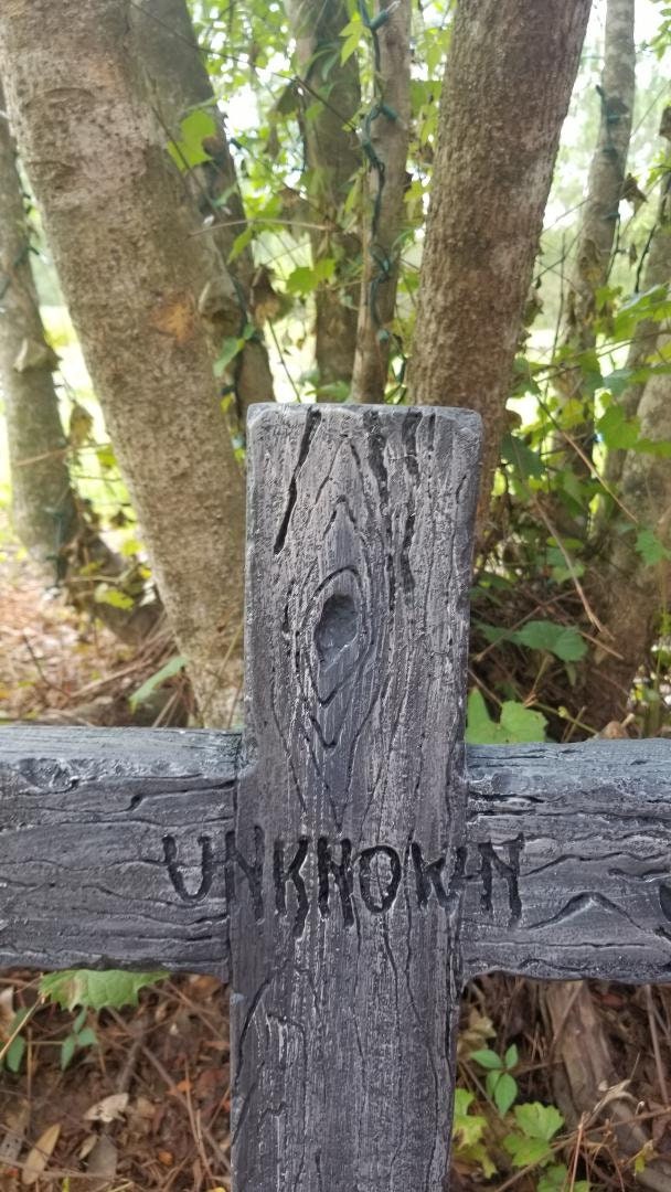 UNKNOWN RIP Cross Halloween Tombstone, Halloween Prop, Cemetery Tombstone, Halloween Decoration, Halloween Yard Art Outdoor - Halloween Trickery