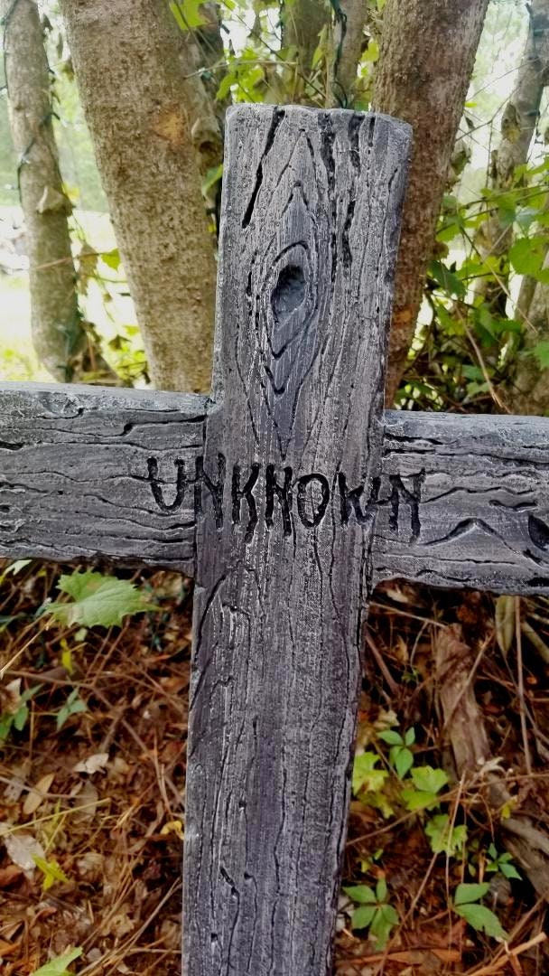 UNKNOWN RIP Cross Halloween Tombstone, Halloween Prop, Cemetery Tombstone, Halloween Decoration, Halloween Yard Art Outdoor - Halloween Trickery